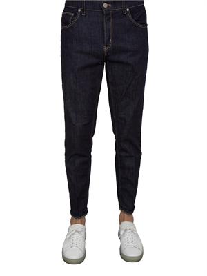 Jeans uomo PT Torino in denim scuro e linea carrot con piega stirata in UOMO
