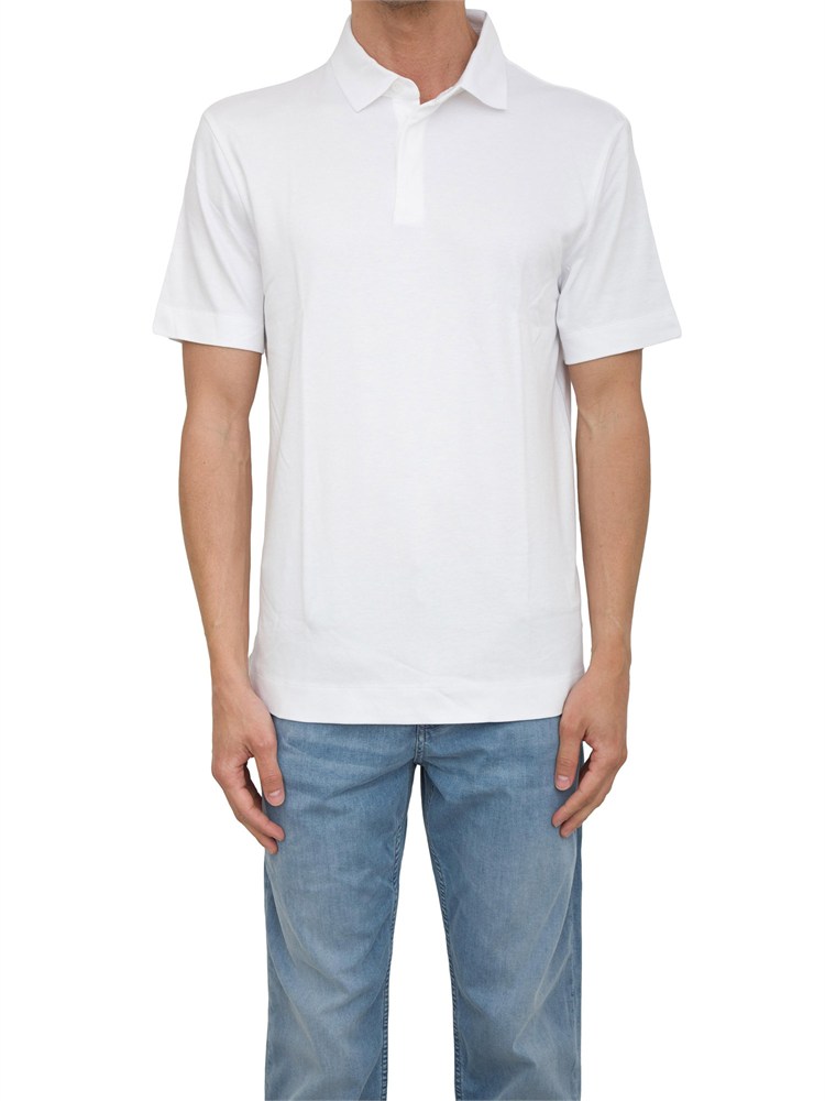 Polo Boss bianco realizzata in maglia fine leggermente elasticizzata.