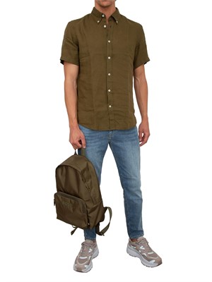 Camicia manica corta Boss uomo in lino verde militare e collo botton down in UOMO