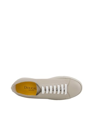 Sneaker uomo Doucal's in pelle bottalata beige e fondo tono su tono in UOMO