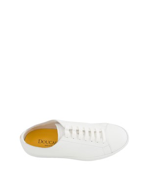 Sneaker uomo Doucal's in pelle bottalata bianca e fondo tono su tono in UOMO