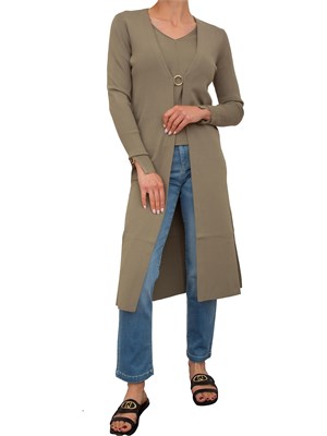 Cardigan lungo Nenette verde salvia con maniche e chiusura con cerchio oro in DONNA