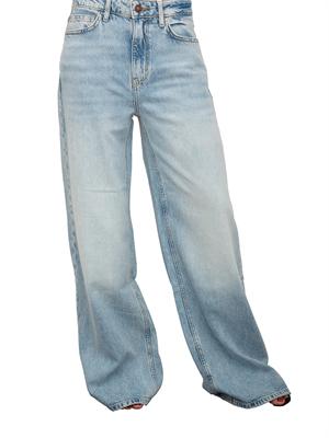 Jeans chiaro donna Guess Jeans modello relaxed con lavaggio scolorito in DONNA