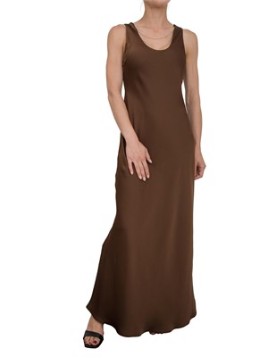 Abito lungo Kocca marrone effetto raso design minimal con catena oro in DONNA