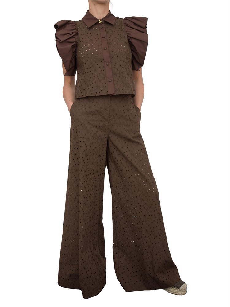 Completo Kocca in pizzo sangallo marrone con pantalone largo e camicia con voulant e bottone gioiello