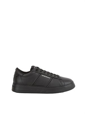 Sneaker uomo Emporio Armani in pelle nera con piccolo logo lettering in UOMO