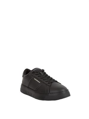 Sneaker uomo Emporio Armani in pelle nera con piccolo logo lettering in UOMO