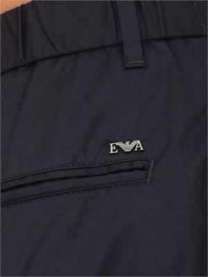 Pantaloni uomo Emporio Armani modello chino in cotone stretch blu in UOMO