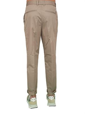 Pantaloni uomo Emporio Armani modello chino in cotone stretch tortora in UOMO