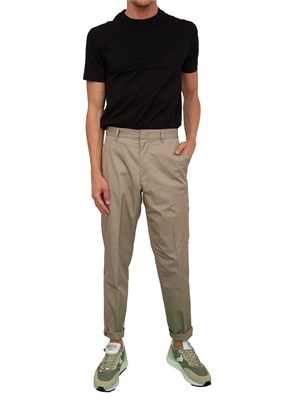 T-shirt nera Emporio Armani uomo con logo tono su tono in UOMO