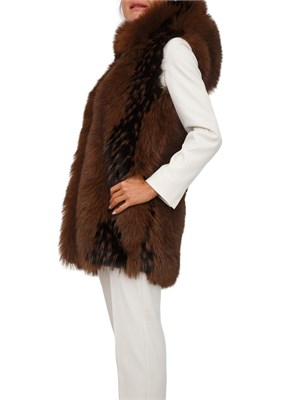 Pelliccia marrone ecologica Fracomina modello smanicato con cappuccio e zip centrale in DONNA