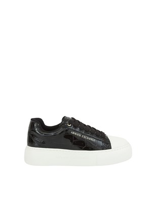 ARMANI EXCHANGE Sneakers donna Emporio Armani in ecopelle nera lucida effetto coccodrillo in DONNA
