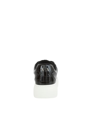 ARMANI EXCHANGE Sneakers donna Emporio Armani in ecopelle nera lucida effetto coccodrillo in DONNA