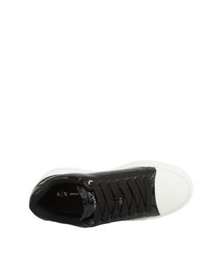 ARMANI EXCHANGE Sneakers donna Emporio Armani in ecopelle nera lucida effetto coccodrillo in DONNA