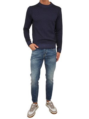 Maglia girocollo Aiace Galassi in pura lana blu con fondi a costine delavÉ in UOMO