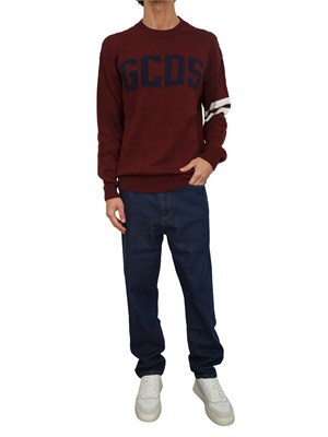 Maglia uomo GCDS in misto lana bordeaux e logo in UOMO