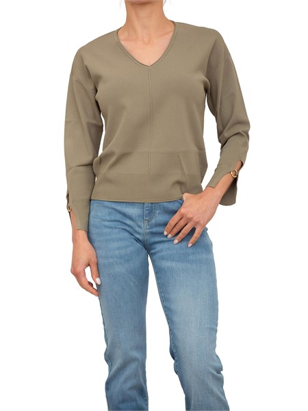 maglia verde salvia nenette con scollo v e maniche con taglio e inserto oro mixy